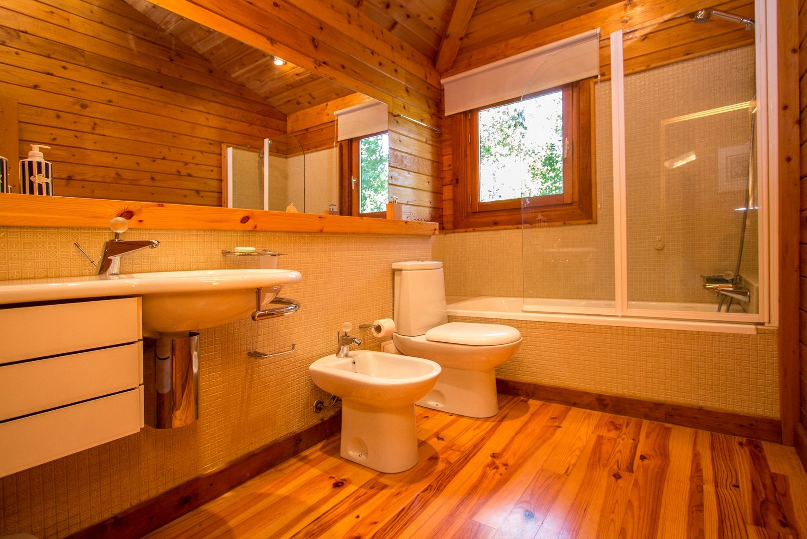 Casa unifamiliar pré-fabricada 108m² em Valdozende, RUSTICASA RUSTICASA Rustic style bathroom Solid Wood Multicolored