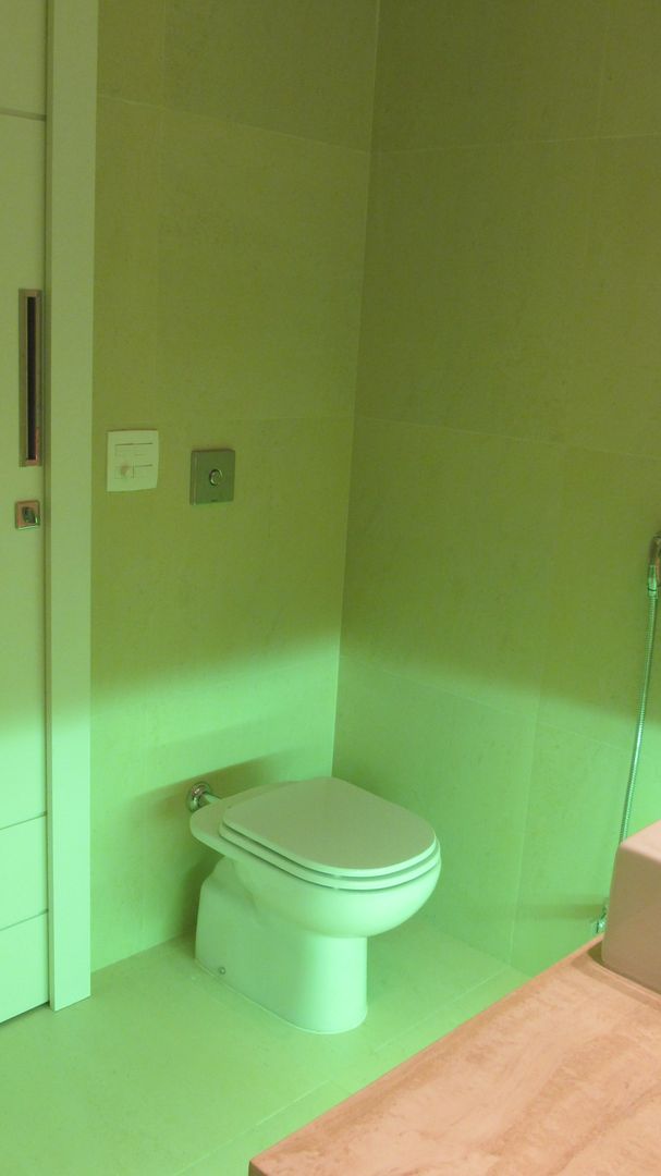 Banheiro /lavabo Casa Tijuca - Rio de Janeiro, Claudia Saraceni Claudia Saraceni Banheiros modernos Assento da privada,Toalete,Banheiro,Verde,Roxa,Encanamento,Luminária,Suprimentos domésticos,Andar,Fluido