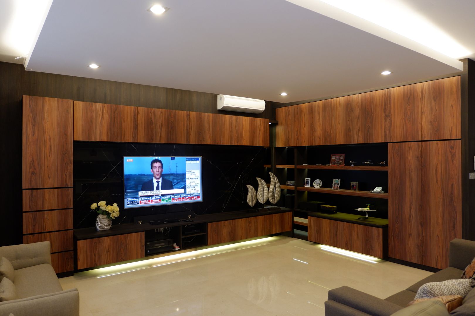 TV cabinet dan display Exxo interior Ruang Keluarga Modern Batu