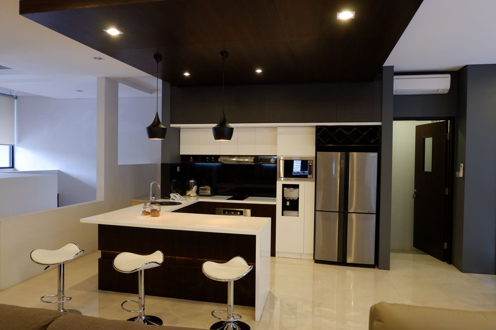 Modern Masculine house, Exxo interior Exxo interior 置入式廚房 合板