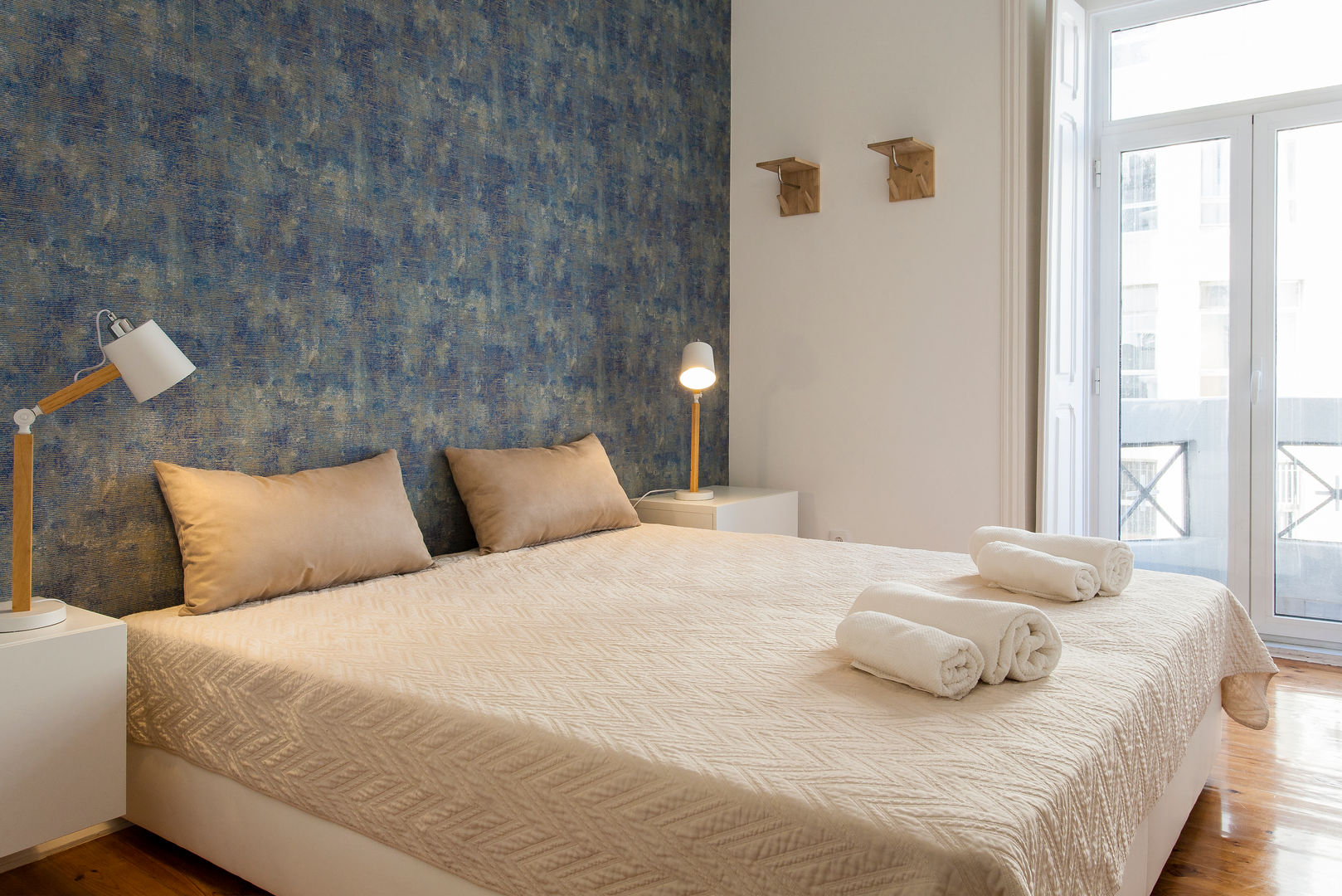 Apartamento de 2 quartos - Campolide, Lisboa, Traço Magenta - Design de Interiores Traço Magenta - Design de Interiores Modern style bedroom Accessories & decoration