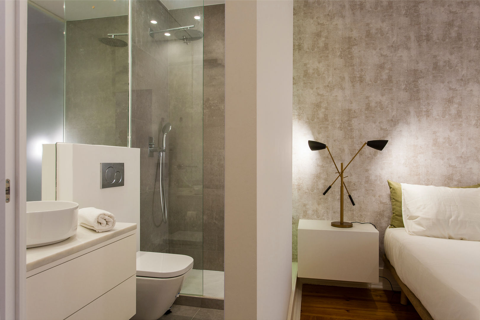 Suite com vista para a casa de banho Traço Magenta - Design de Interiores Quartos modernos Acessórios e decoração