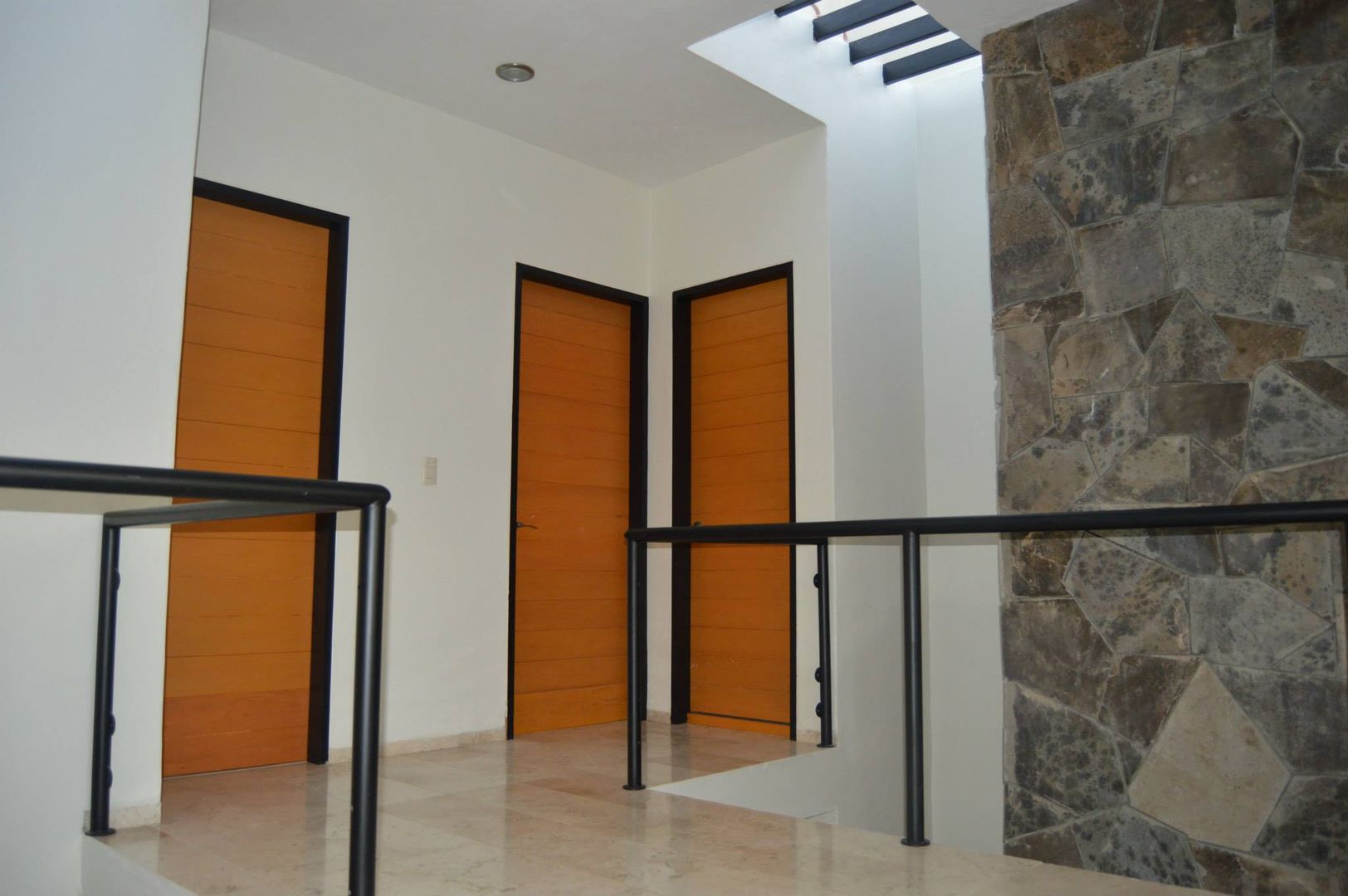 CASA TURQUESA, Zona Arquitectura Más Ingeniería Zona Arquitectura Más Ingeniería Modern style doors