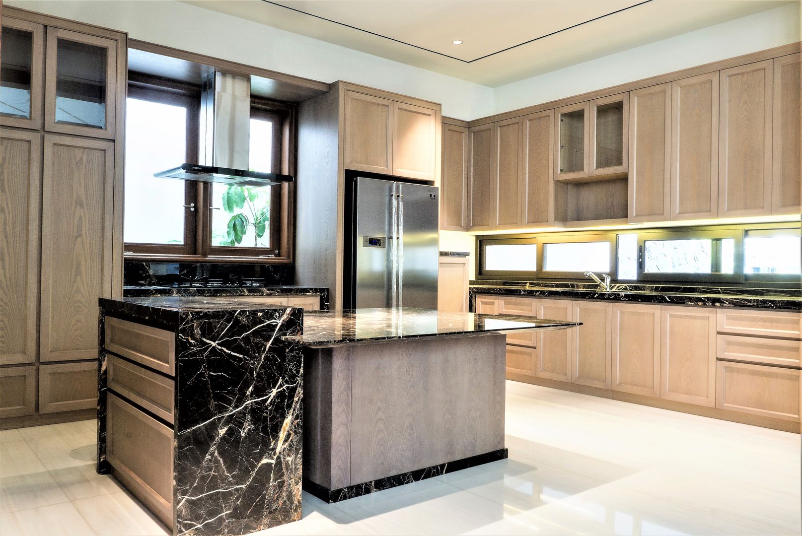 AN House, ARF interior ARF interior Modern kitchen Cabinets & shelves