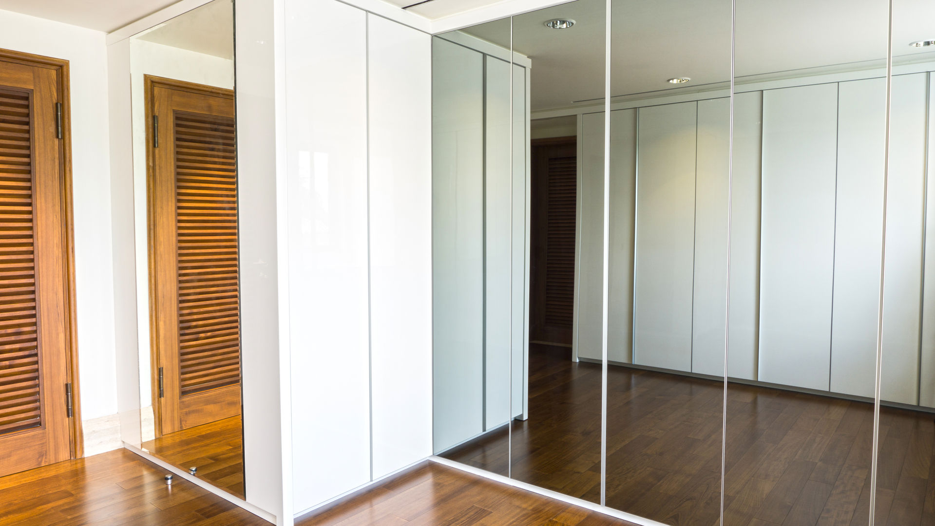 AN House, ARF interior ARF interior Modern dressing room Mirrors