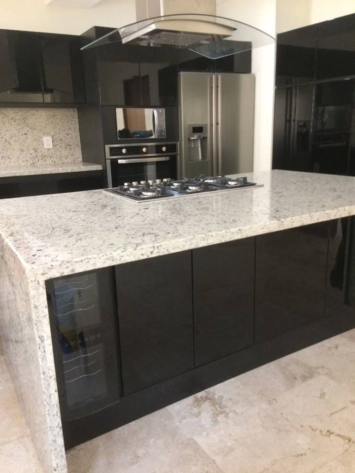 homify Built-in kitchens Marble