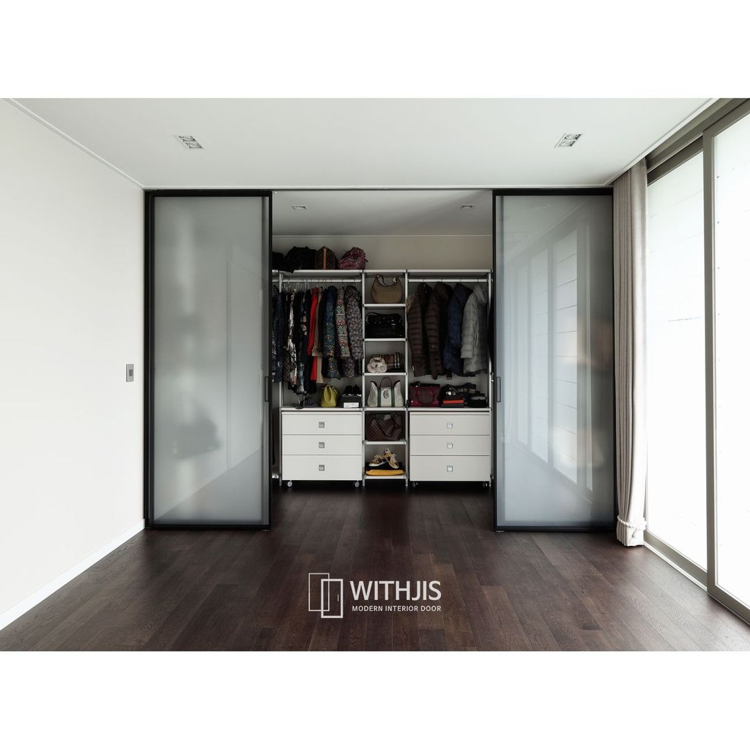 드레스룸 WALK IN CLOSET, WITHJIS(위드지스) WITHJIS(위드지스) Modern dressing room Aluminium/Zinc