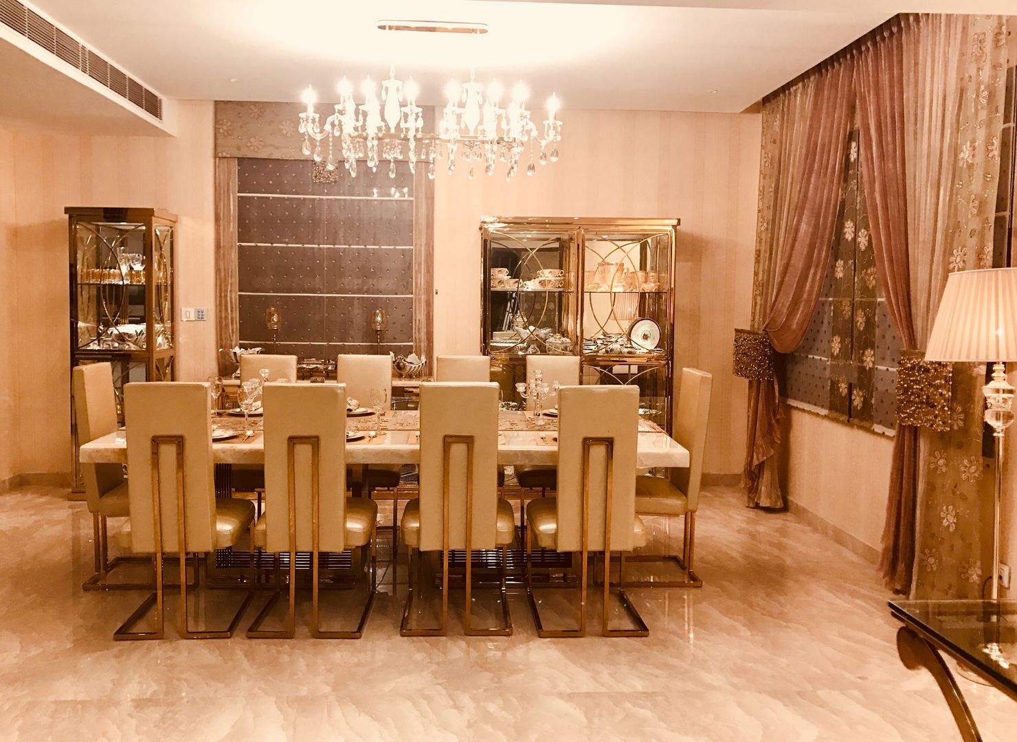 Luxury Has A New Address, Crosscurrents interiors private limited Crosscurrents interiors private limited Modern dining room