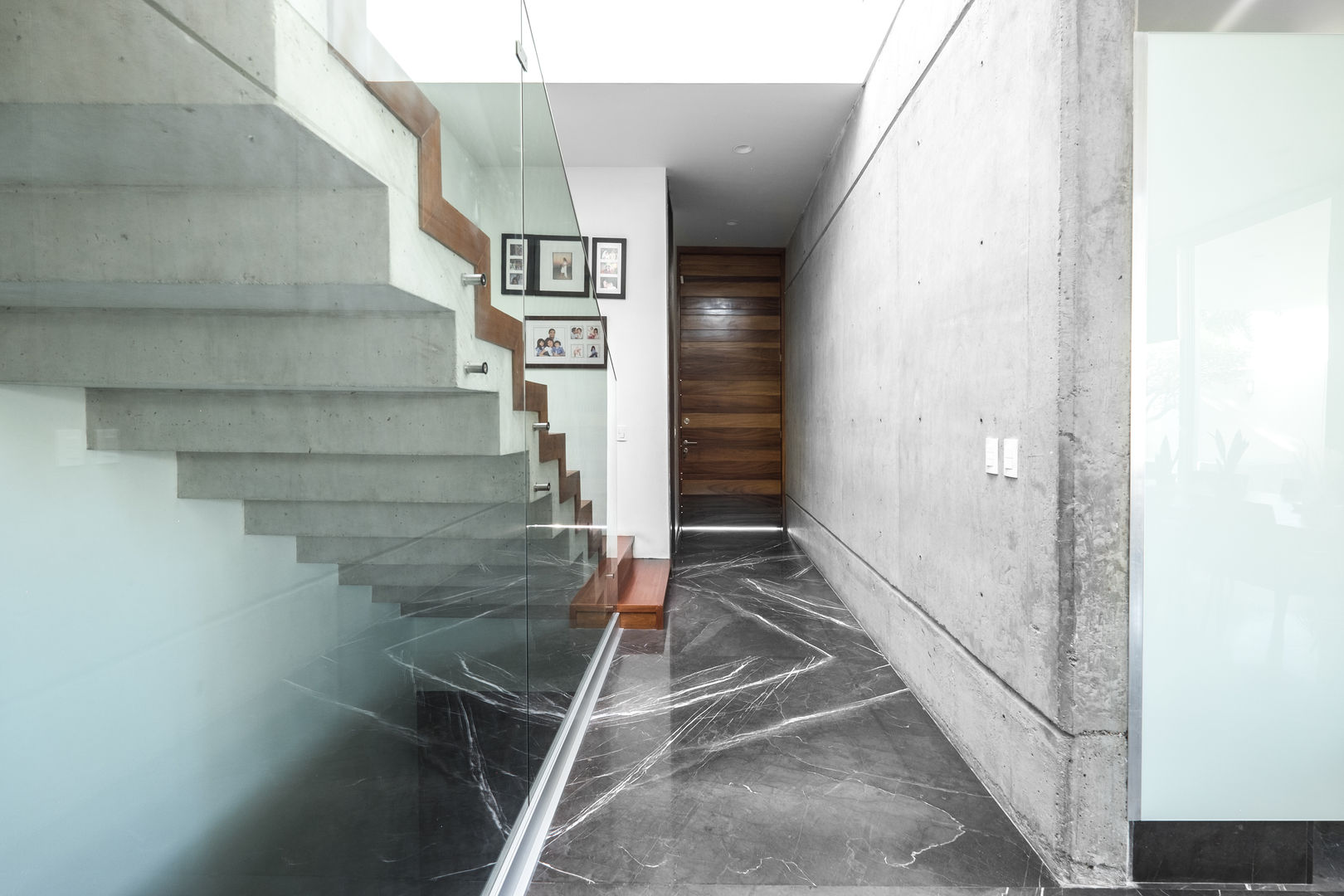 Casa Al Villa, TaAG Arquitectura TaAG Arquitectura Corredores, halls e escadas minimalistas Betão
