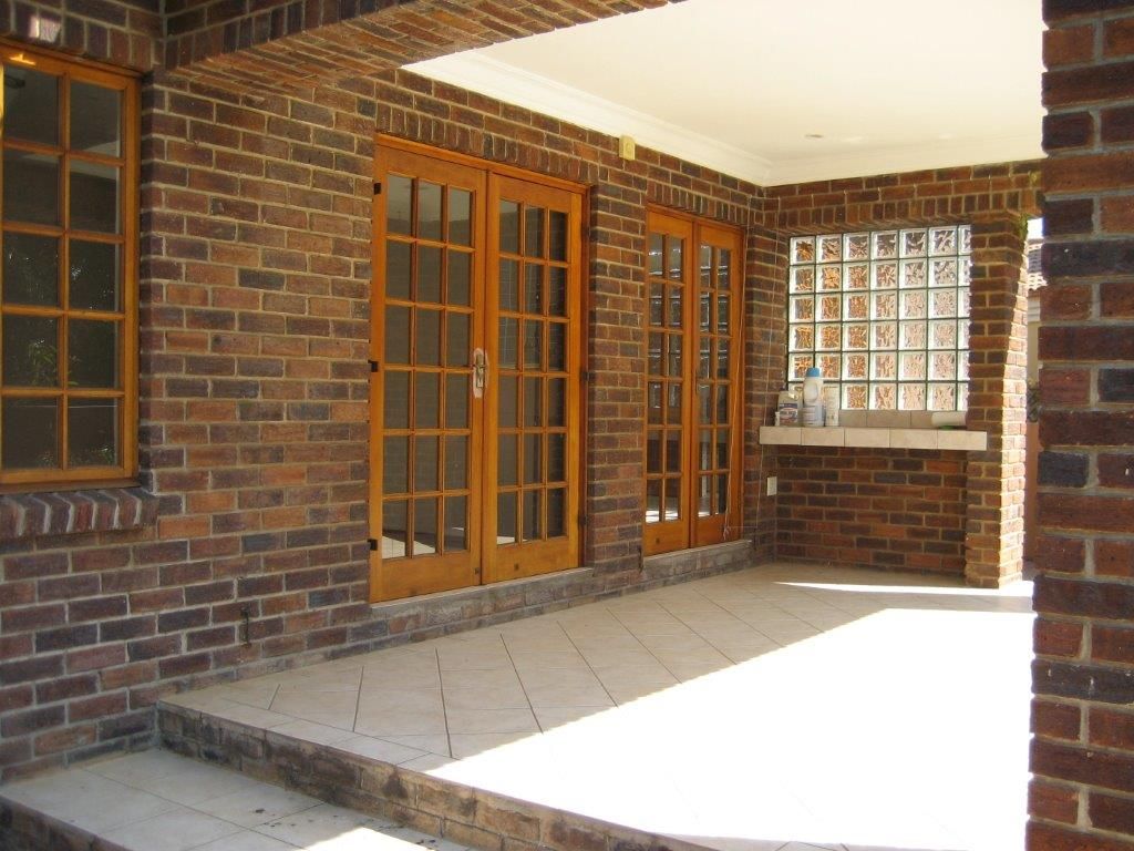 Remodeling of the face brick home, Deborah Garth Interior Design International (Pty)Ltd Deborah Garth Interior Design International (Pty)Ltd Balcone, Veranda & Terrazza in stile moderno