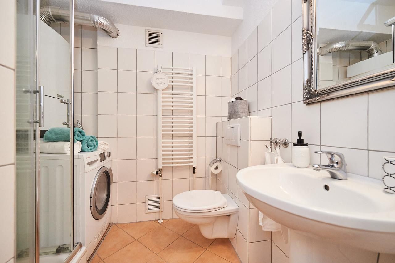 Möbliertes Appartement - Badezimmer Tschangizian Home Staging & Redesign Moderne Badezimmer Türkis,Waschbecken,Toilette,Dusche,Waschmaschine