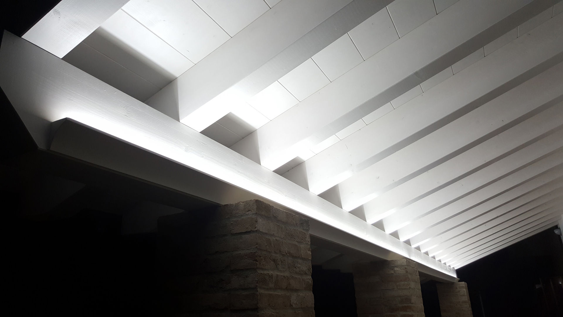 Cornice per led moderna a soffitto, Eleni Lighting Eleni Lighting Balcone, Veranda & Terrazza in stile moderno travi in legno,illuminazione travi,sottoportico,portico,veranda,Illuminazione