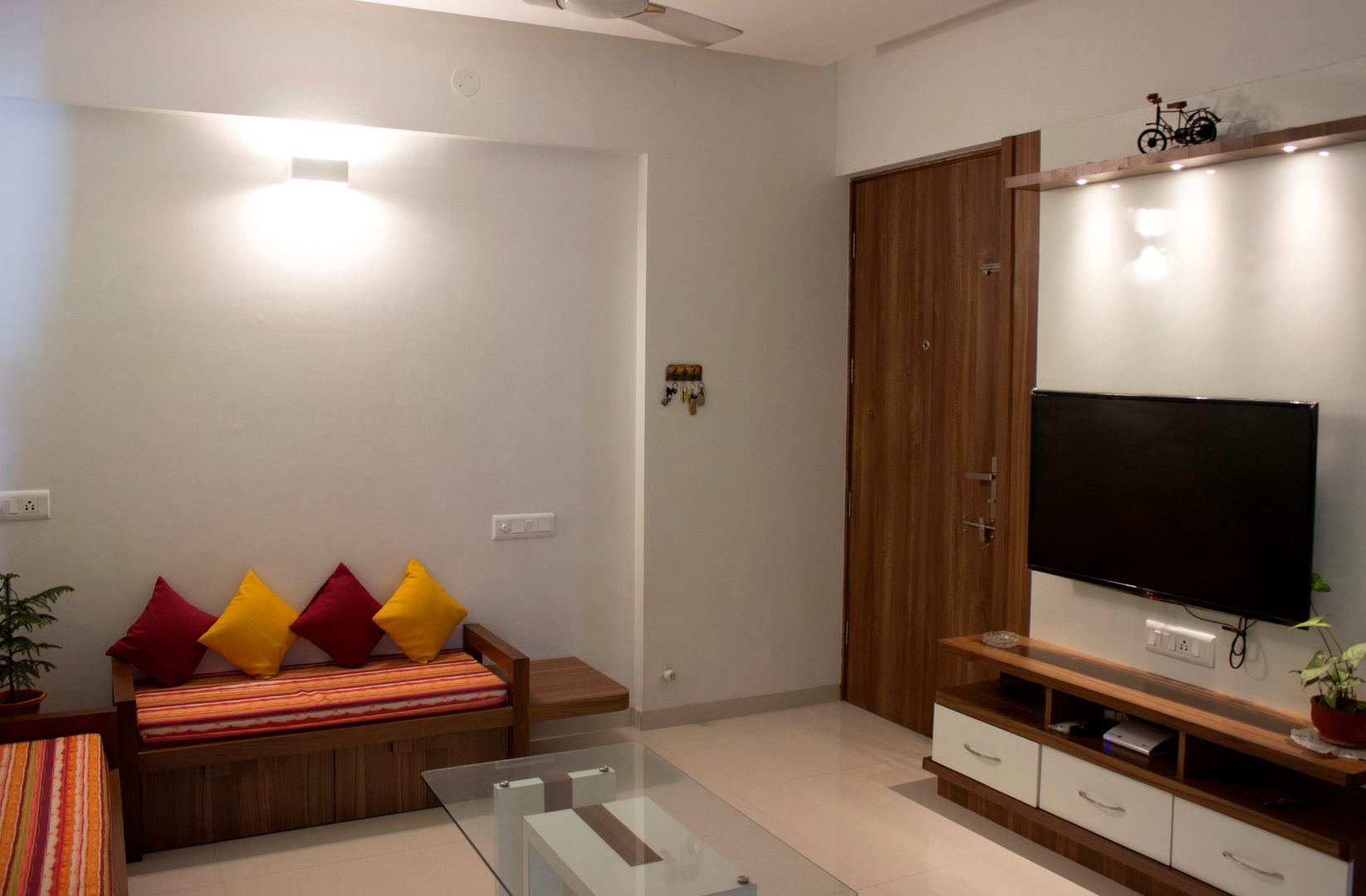 Re modelling of Living room In Wakad, Pune, YAAMA intart YAAMA intart ห้องนั่งเล่น ไม้ Wood effect ชั้นวางทีวีและตู้วางทีวี