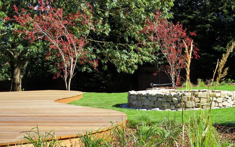 Curved deck and stone fire pit MyLandscapes 컨트리스타일 정원 native,plants,uk,British,flora,species,landscaping,design