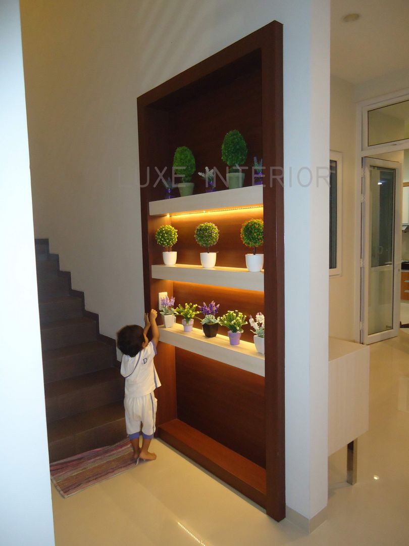 living room, kitchen dan pantry, luxe interior luxe interior 現代風玄關、走廊與階梯 合板 配件與裝飾品