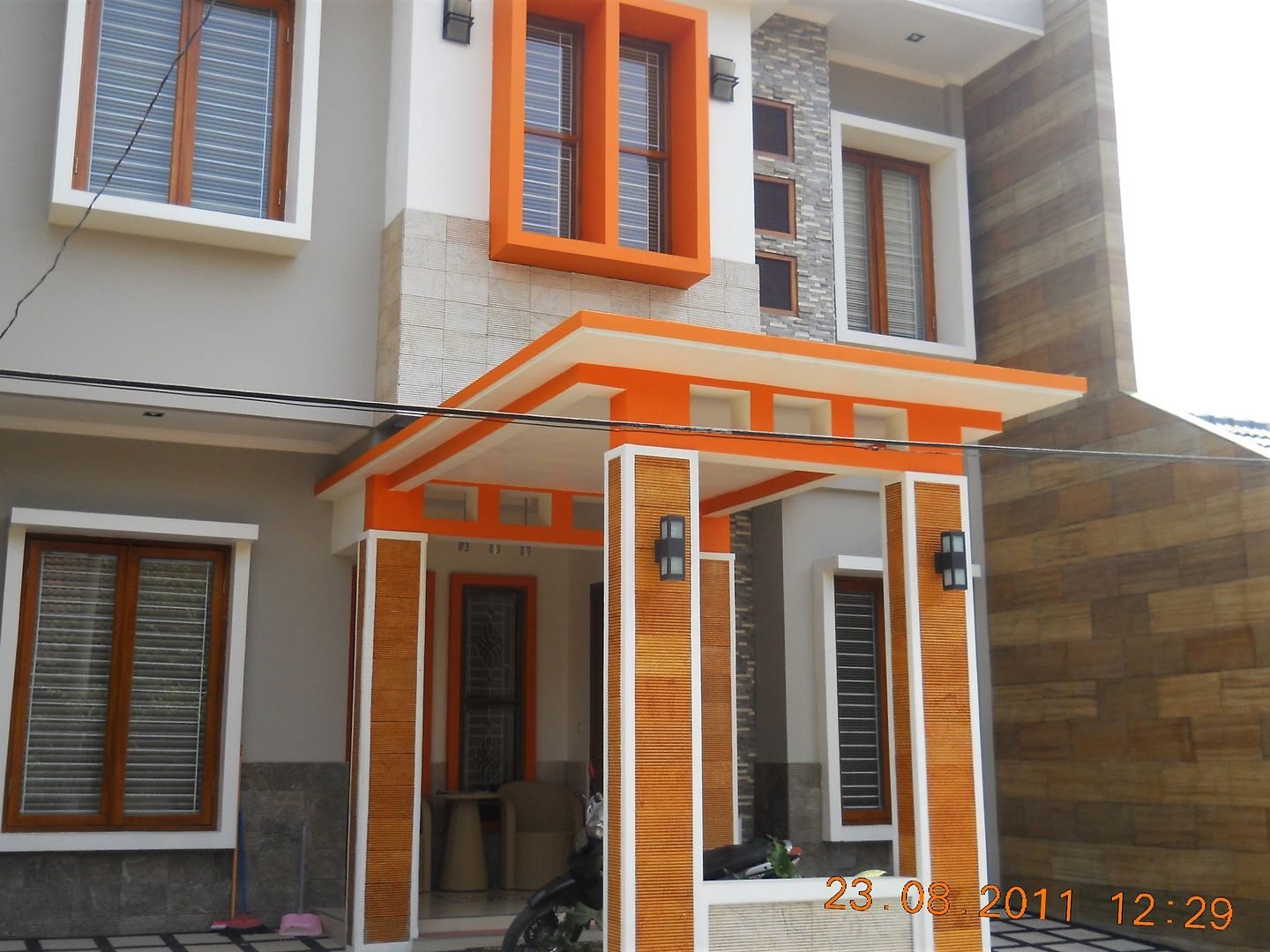 Tampak Depan di Siang Hari homify Rumah tinggal facad,exterior,desain,modern,arsitek,konstruksi