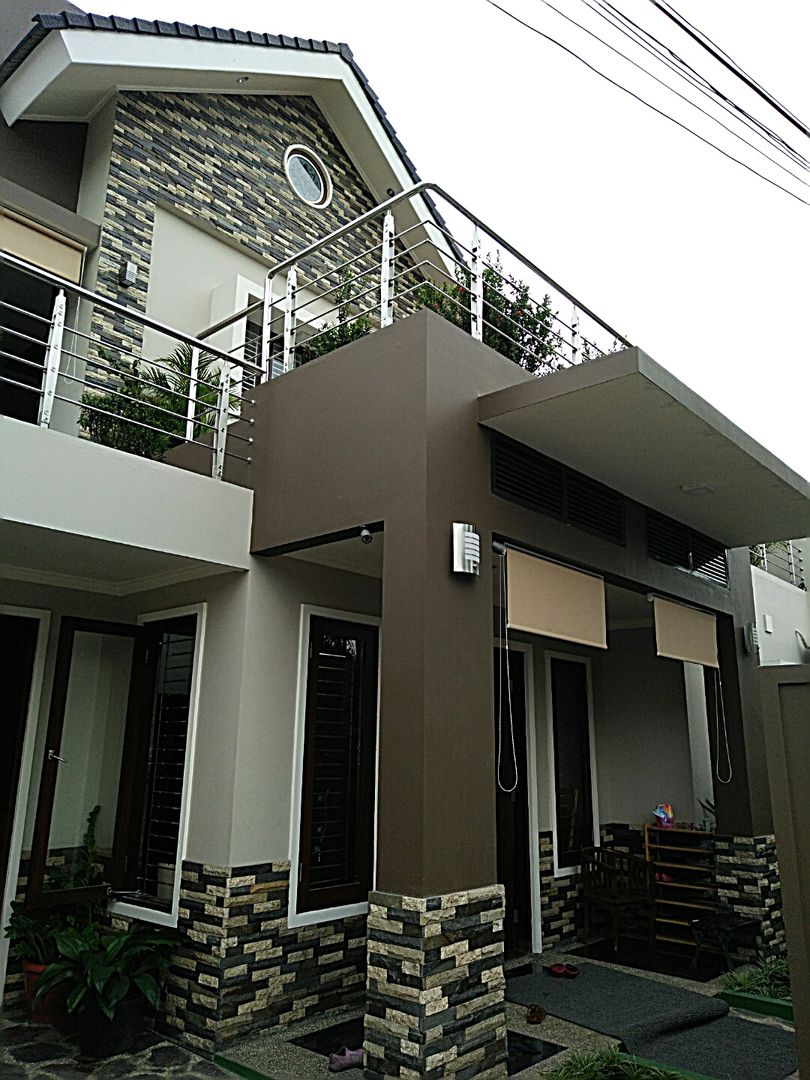 Entrance (Pintu Masuk) Utama homify Rumah tinggal facad,exterior,rumah,arsitek,konstruksi,desain