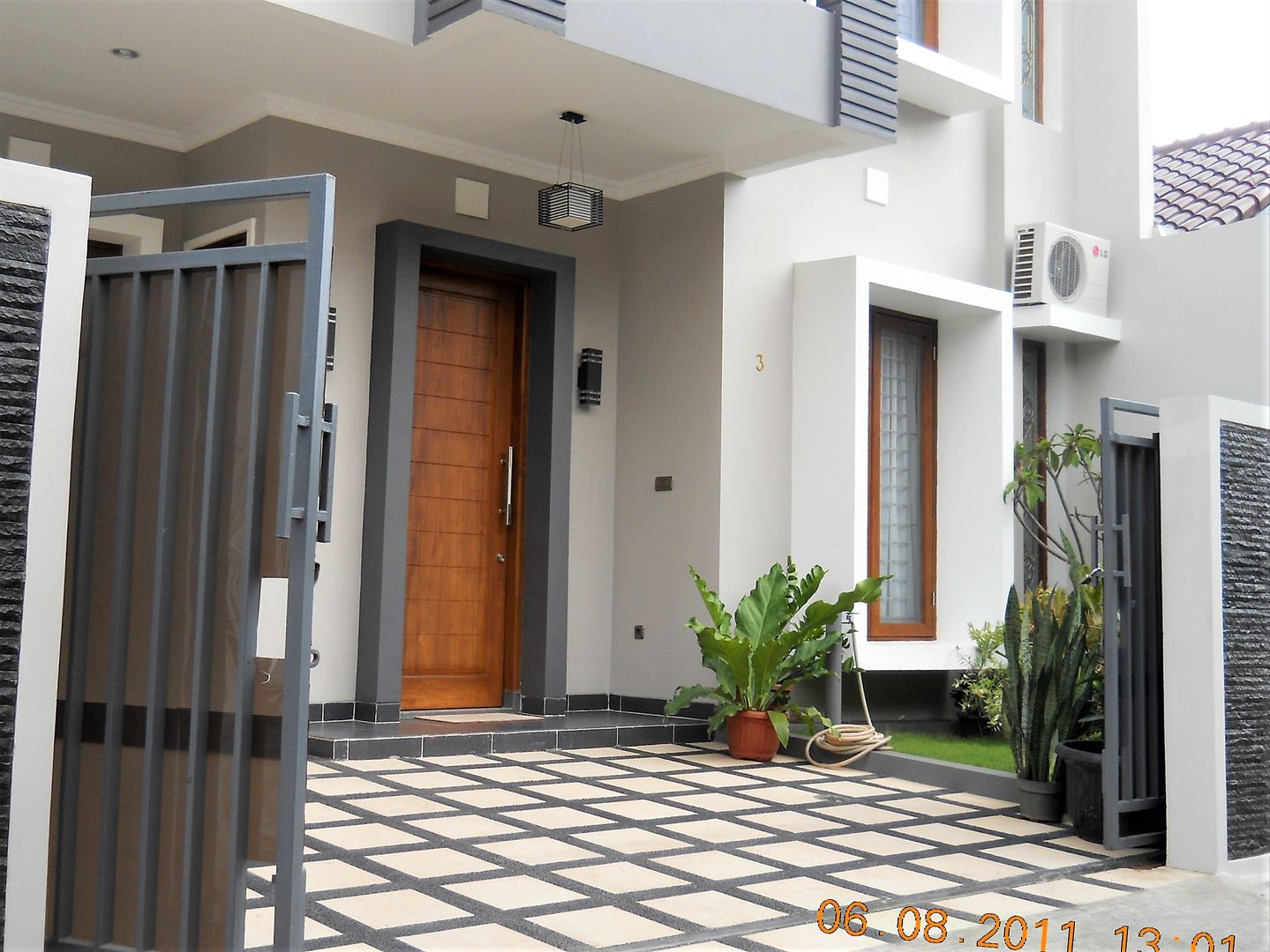 Carport yg hanya cukup untuk 1 mobil homify Rumah tinggal carport,pintu,taman,exterior,interior,rumah,konstruksi,desain