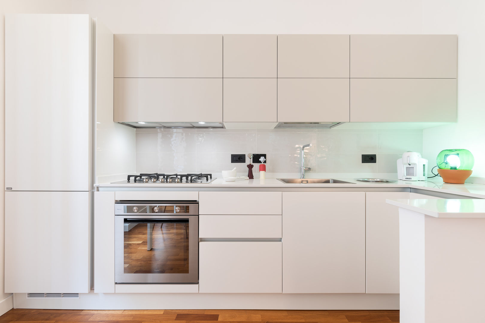 ROMA Attendolo, B+P architetti B+P architetti Cucina moderna bianco,grigio,cucina,complementi