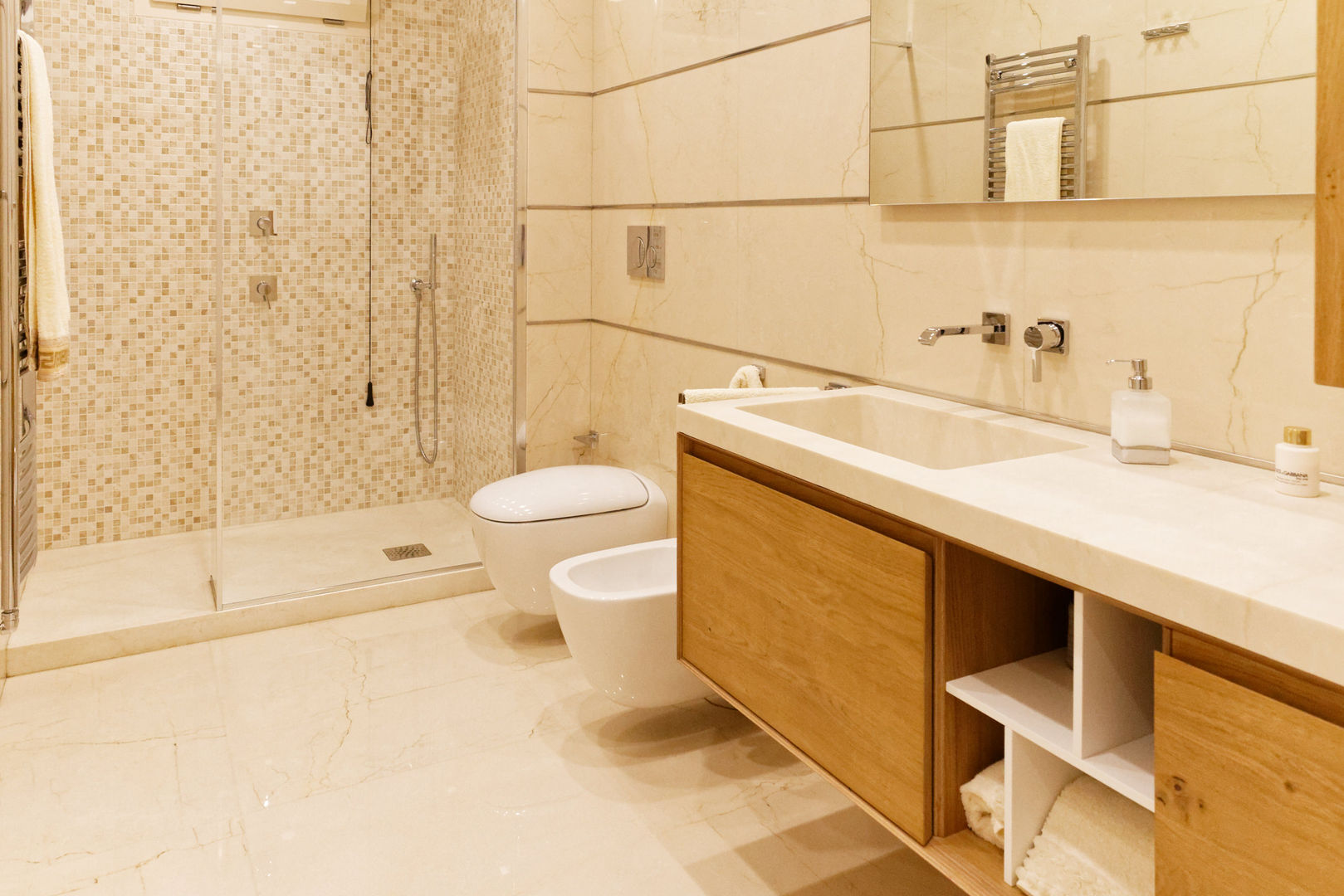 bathroom in marble and steel, CusenzaMarmi CusenzaMarmi 現代浴室設計點子、靈感&圖片 大理石