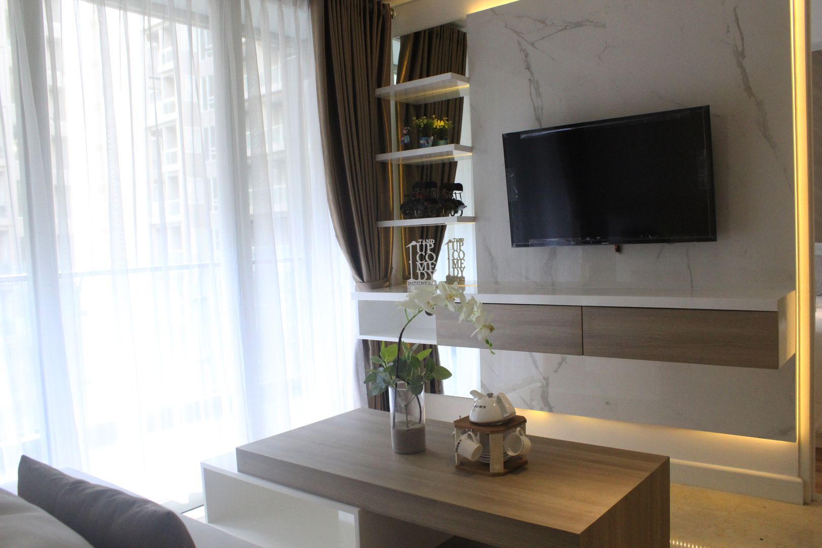 Apartemen Landmark II - Tipe 2 Bedroom (Design I), POWL Studio POWL Studio Phòng khách phong cách tối giản