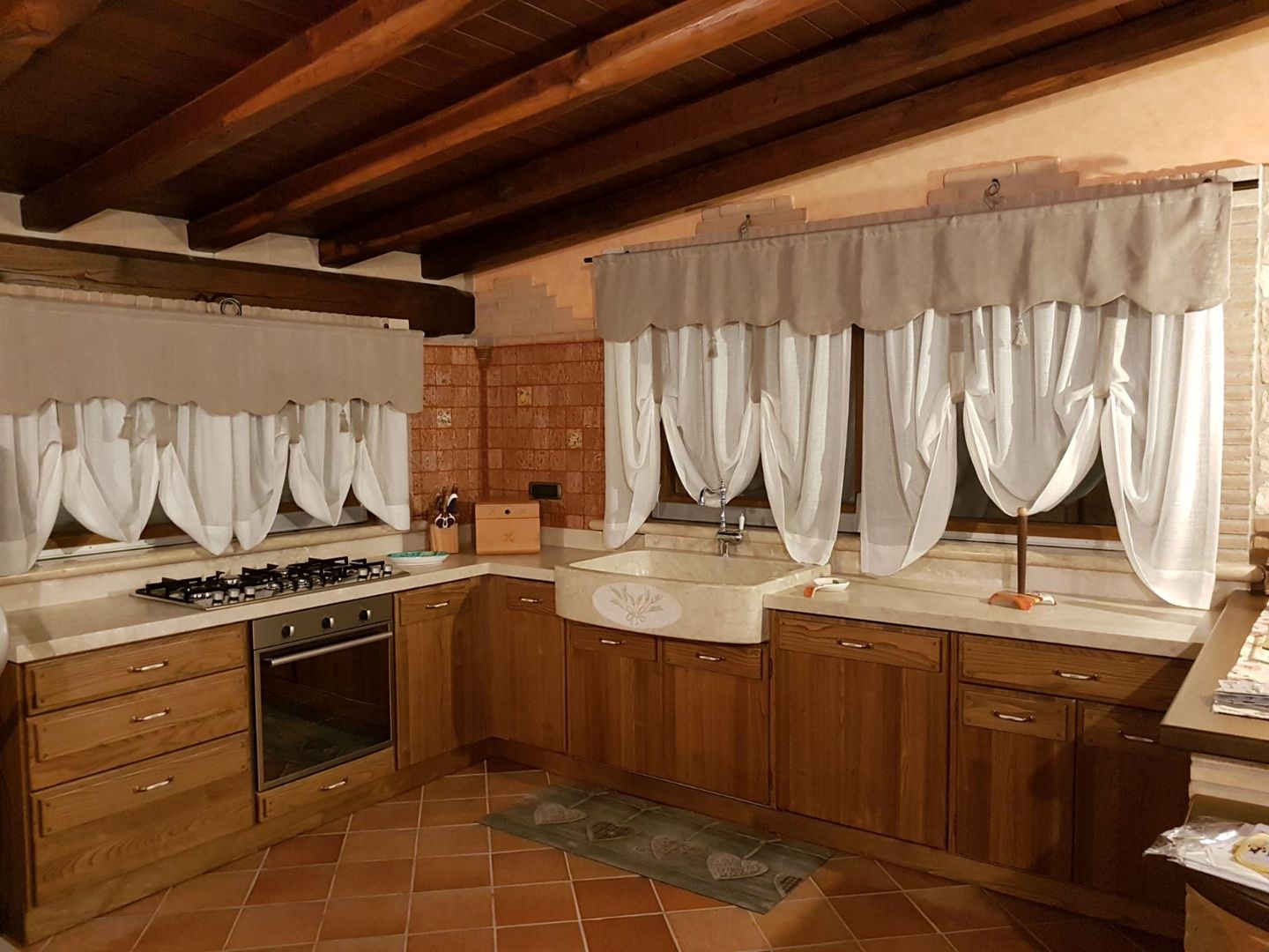 Cucina con lavello e piani in pietra beige, CusenzaMarmi CusenzaMarmi Cocinas de estilo mediterráneo Piedra