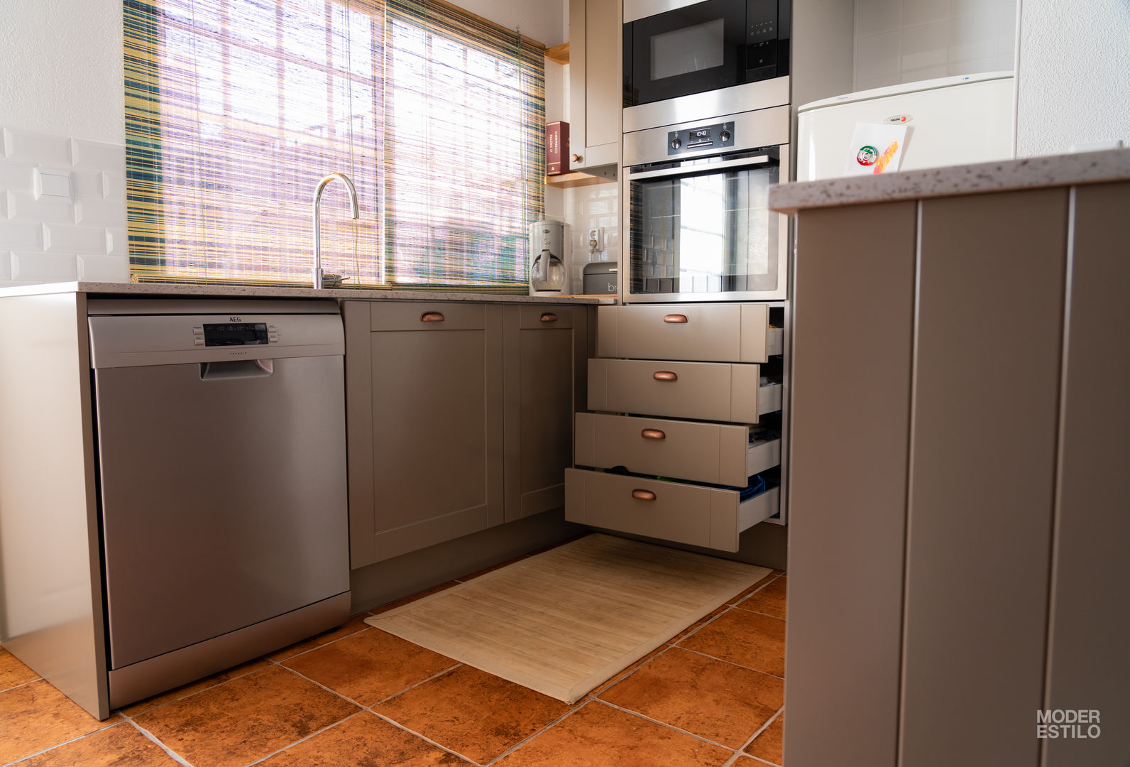 Qualidade moderna com um toque rústico, Moderestilo - Cozinhas e equipamentos Lda Moderestilo - Cozinhas e equipamentos Lda Kitchen Storage