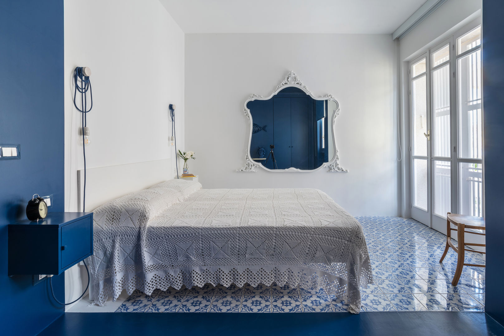 casa IM, Giuseppe Iacono Architetto Giuseppe Iacono Architetto Camera da letto in stile mediterraneo resina,blu,bianco,specchio