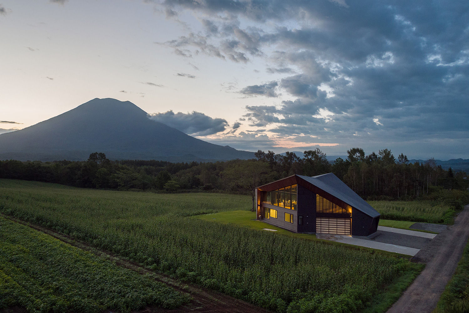 TSUBASA, ヒココニシアーキテクチュア株式会社 ヒココニシアーキテクチュア株式会社 Casas de campo Madeira Acabamento em madeira