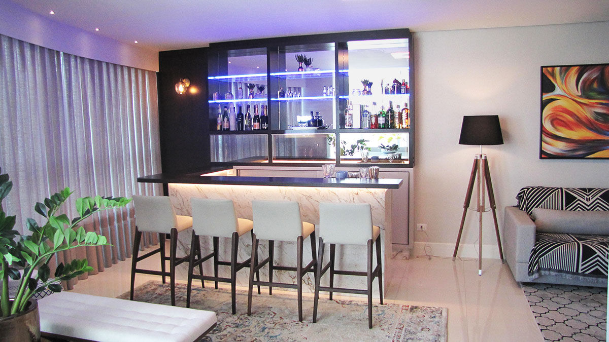 Lounge bar integrado ao living do apartamento, Panorama Arquitetura & Interiores Panorama Arquitetura & Interiores Ruang Keluarga Gaya Eklektik
