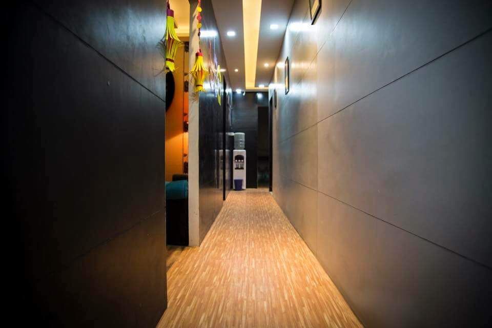 Vibe Art, M.U Interiors M.U Interiors Classic style corridor, hallway and stairs