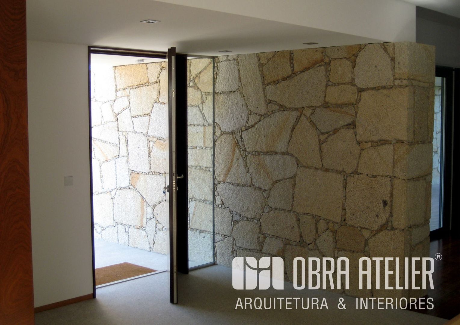 Projeto de casa moderna chave na mão, OBRA ATELIER - Arquitetura & Interiores OBRA ATELIER - Arquitetura & Interiores ラスティックスタイルの 玄関&廊下&階段