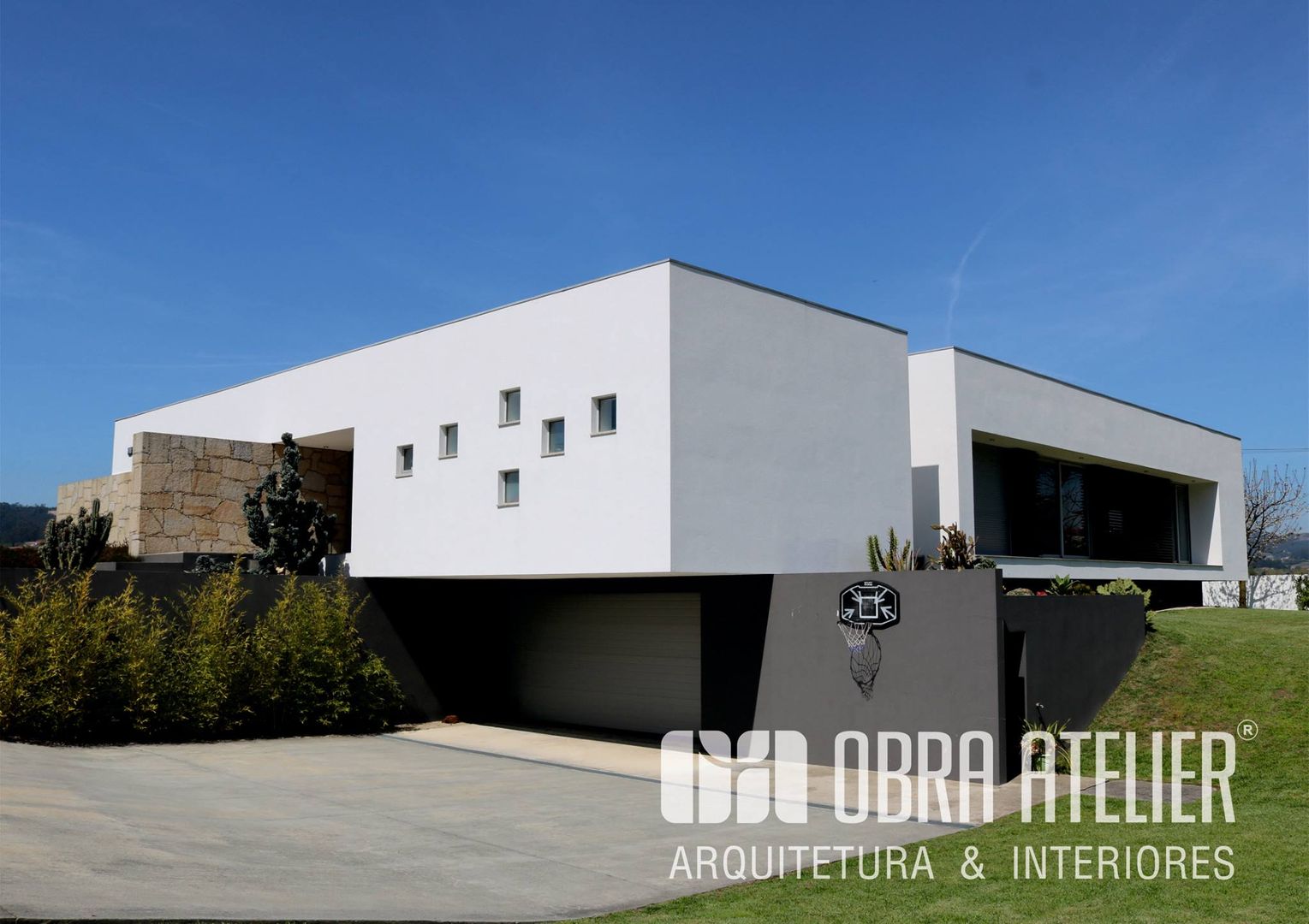 Lado Exterior | Direito OBRA ATELIER - Arquitetura & Interiores Moradias