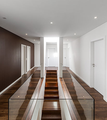 Casa Coimbra, A2+ ARQUITECTOS A2+ ARQUITECTOS Modern corridor, hallway & stairs