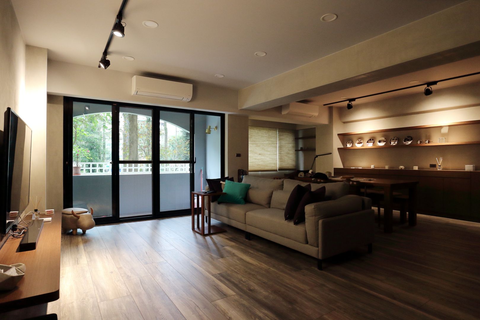 不拖泥帶水的寧靜感住所, 青築制作 青築制作 Minimalist living room