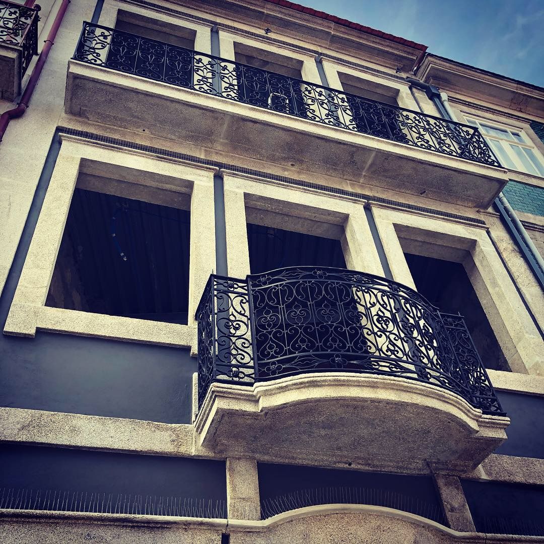 Facade with an old charm OGGOstudioarchitects, unipessoal lda منزل عائلي كبير Oporto,restoration,Fernandes Tomás