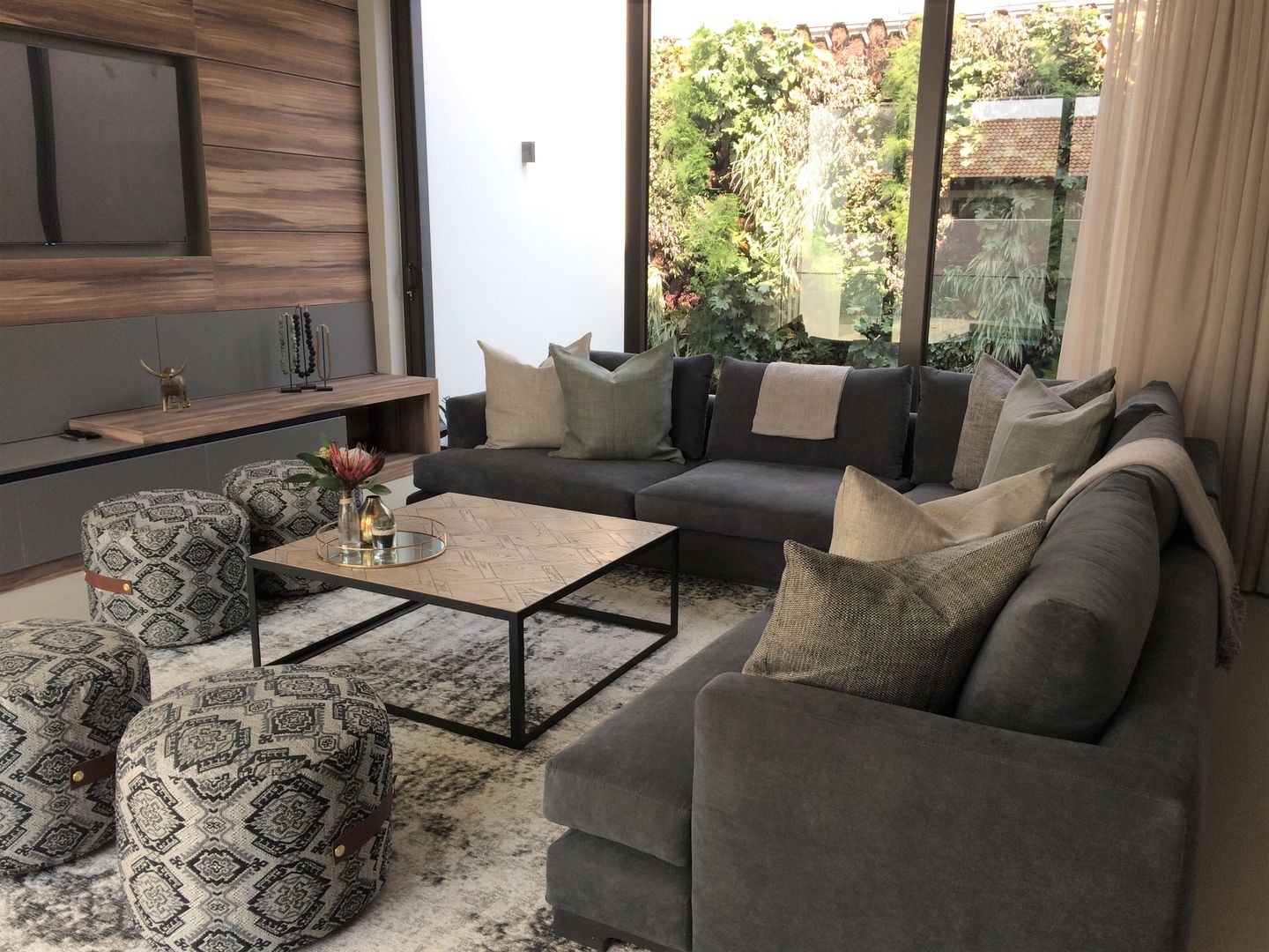 Green & Grey Simplicity, Sophistique Interiors Sophistique Interiors Salas de estar modernas
