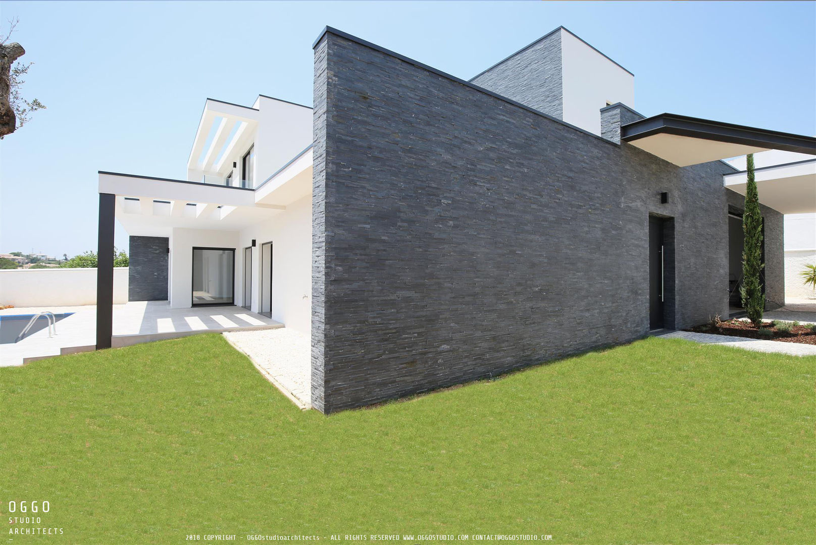 Entrada de casa com 3 quartos de arquitectura contemporânea OGGOstudioarchitects, unipessoal lda Casas minimalistas Quinta da Bela Vista,Moradia,Algarve,muro,xisto