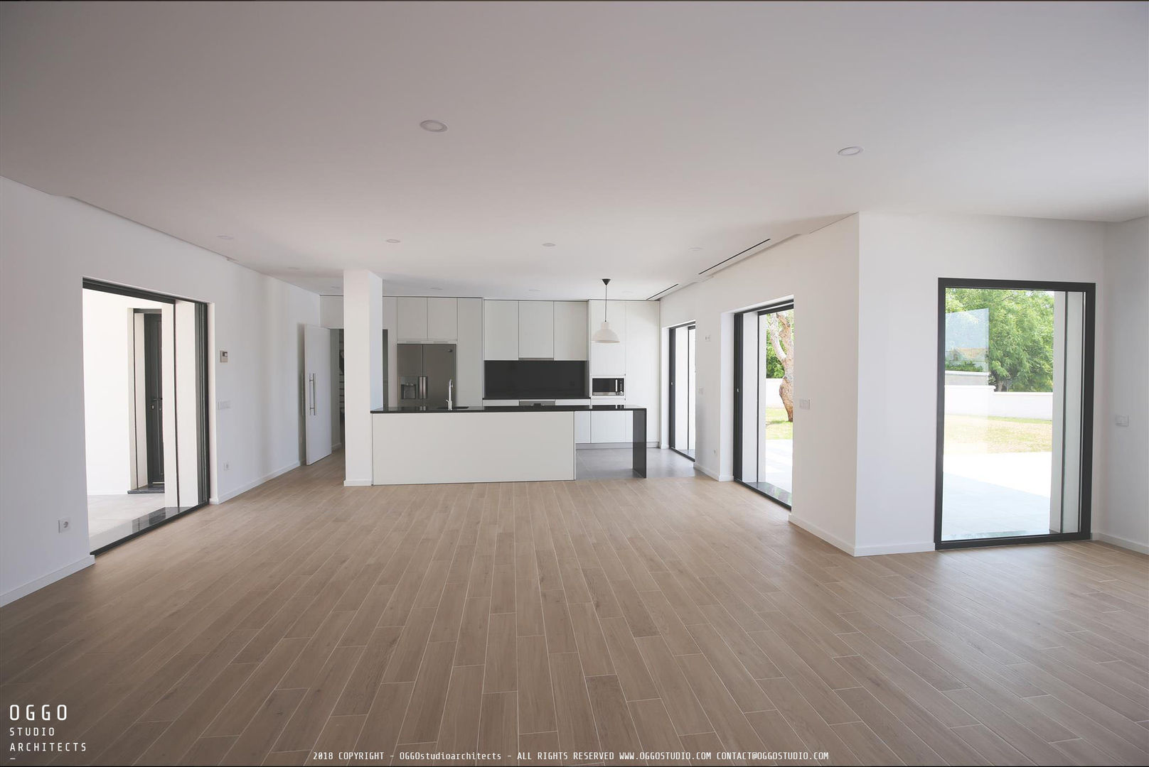 Interior view of the living room and kitchen OGGOstudioarchitects, unipessoal lda Minimalistische keukens open space kitchen,Algarve,Quinta da Bela Vista,beach house