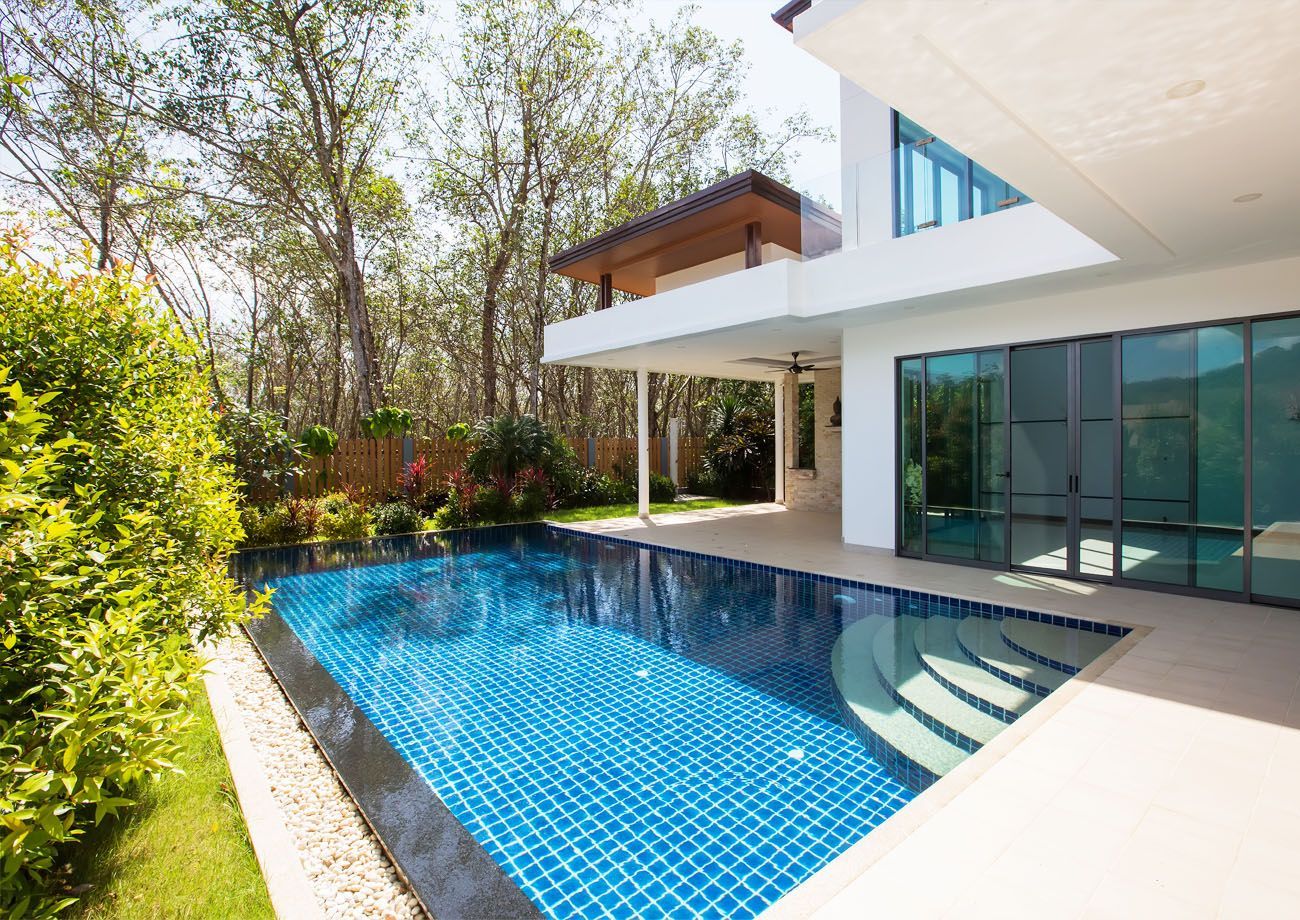 Construcción de piscinas en Marbella: Crea un lugar perfecto y refrescante Klausroom Piscinas de jardín Azulejos