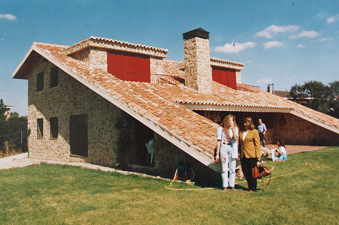 Casa de campo de piedra y teja , Manuel Monroy Pagnon, arquitecto Manuel Monroy Pagnon, arquitecto 度假別墅 石器