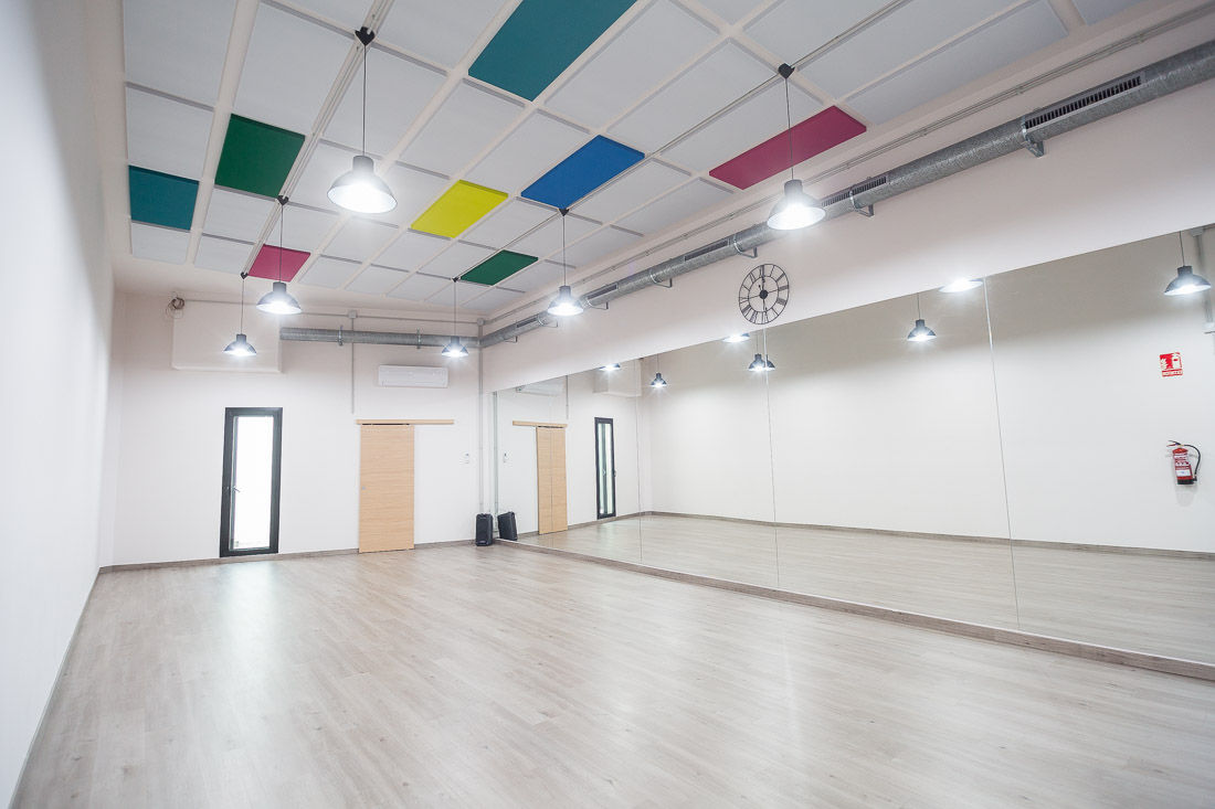 Proyecto de reforma e interiorismo en una escuela de baile en Barcelona por Estudi Aura, Estudi Aura, decoradores y diseñadores de interiores en Barcelona Estudi Aura, decoradores y diseñadores de interiores en Barcelona Commercial spaces Schools