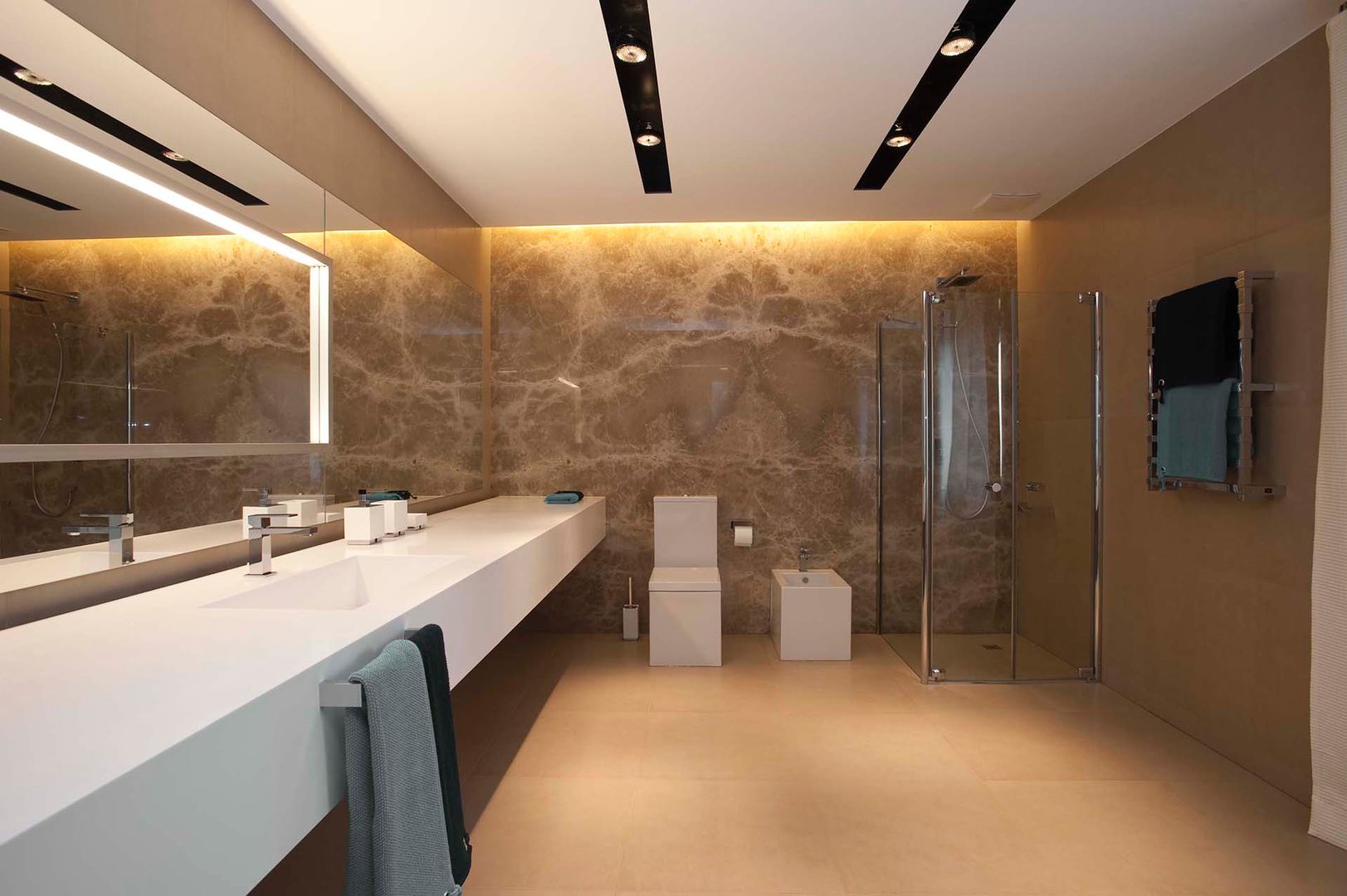 Дом для молодой семьи, Design Studio Yuriy Zimenko Design Studio Yuriy Zimenko Modern style bathrooms Tiles