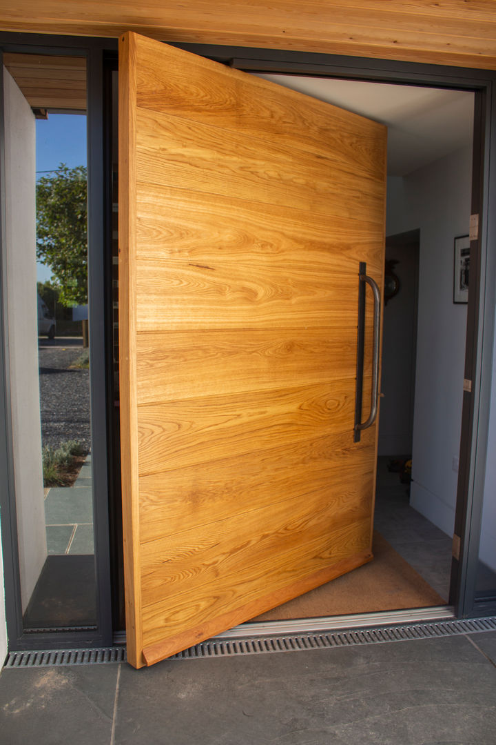 ​Timber Pivot Door made at our joinery in Wadebridge Camel Glass Porte in legno Legno Effetto legno door,pivot,wood,timber,entrance,modern