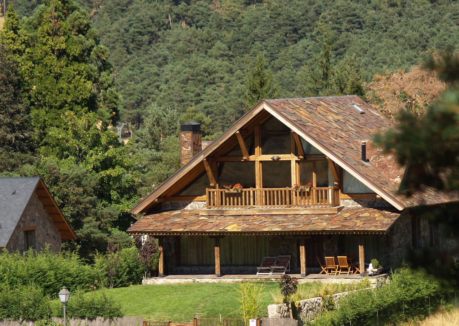 La casa entre los bosques, de piedra y madera por Manuel Monroy en San Rafael, Manuel Monroy Pagnon, arquitecto Manuel Monroy Pagnon, arquitecto Casas campestres Piedra