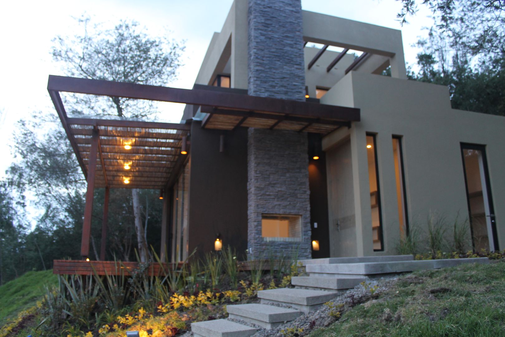 CASA VALENCIA, IngeniARQ Arquitectura + Ingeniería IngeniARQ Arquitectura + Ingeniería บ้านและที่อยู่อาศัย