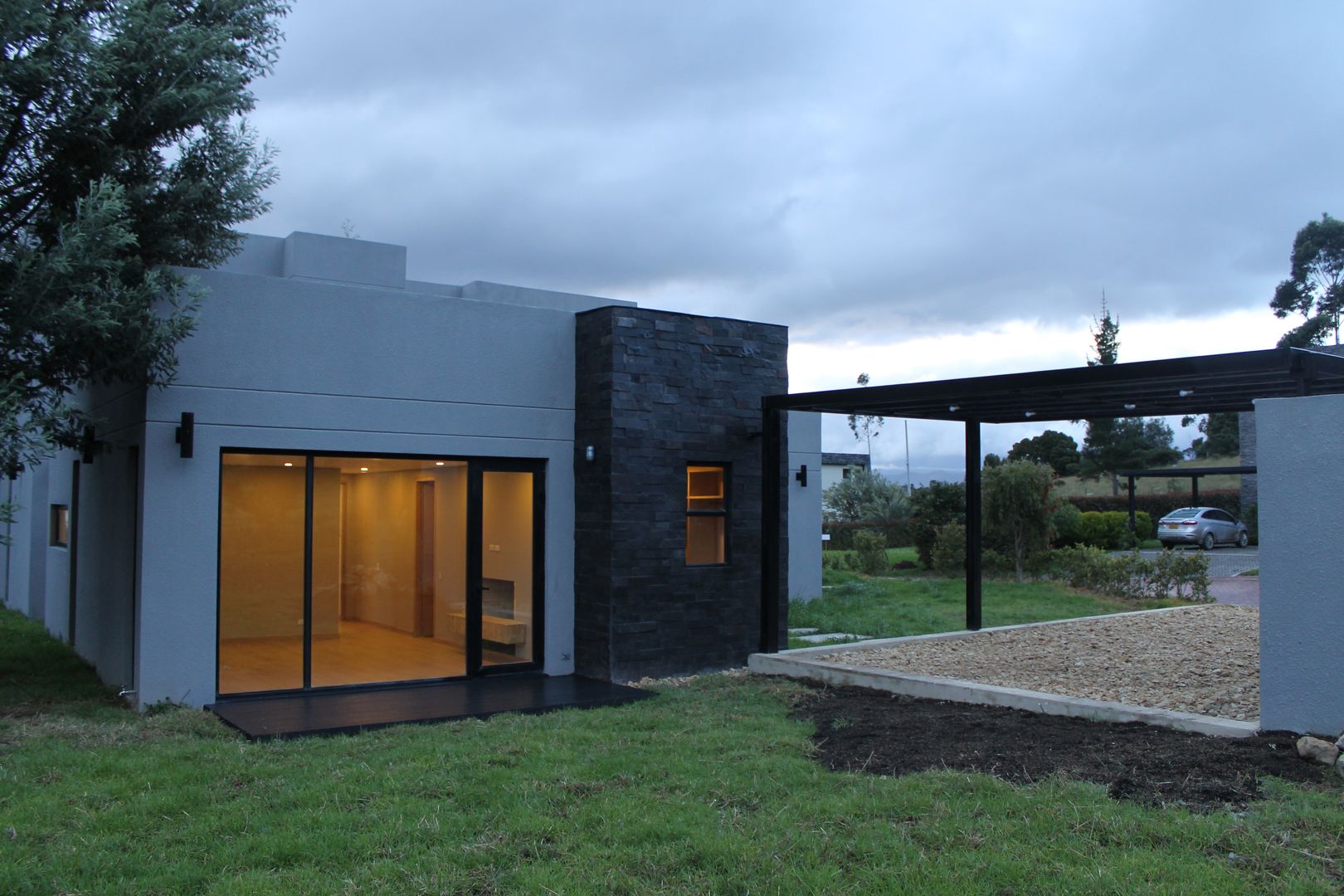 CASA CORTES - DUARTE, IngeniARQ Arquitectura + Ingeniería IngeniARQ Arquitectura + Ingeniería モダンな 家