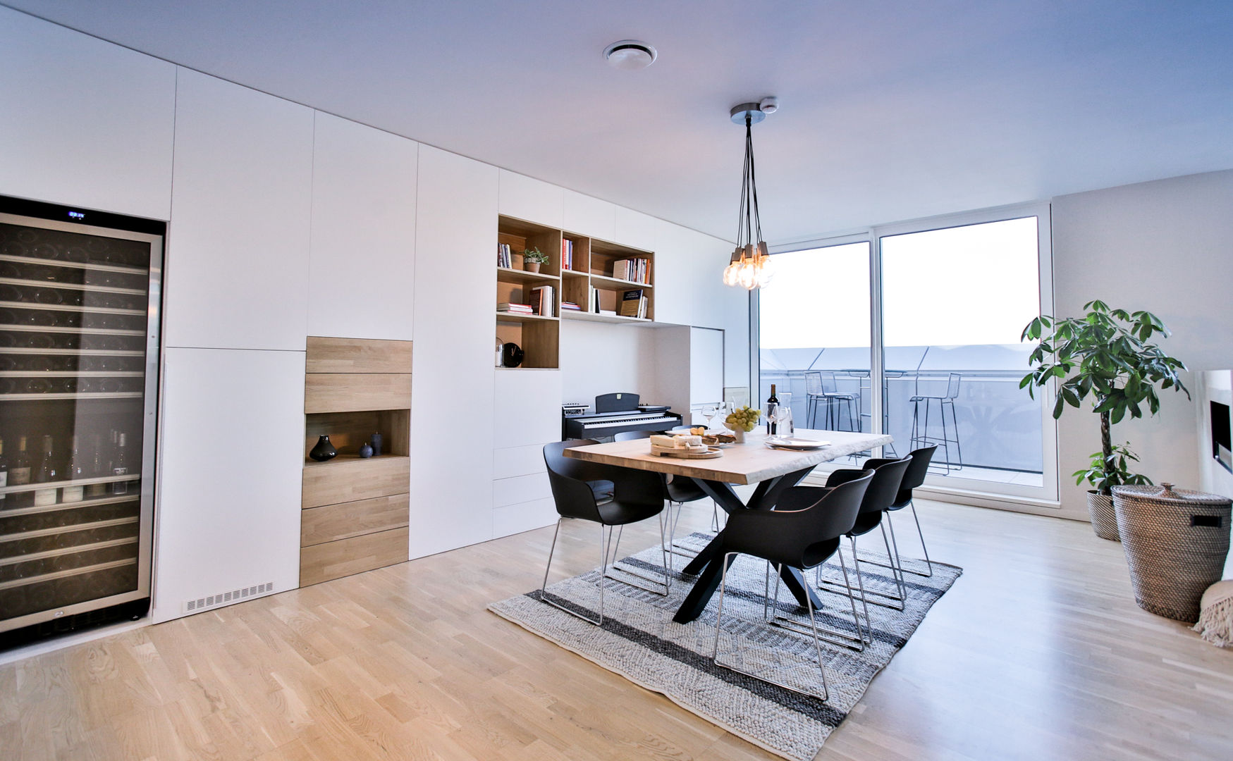 wide living space, Isabel Gomez Interiors Isabel Gomez Interiors Industrial style dining room Wood-Plastic Composite