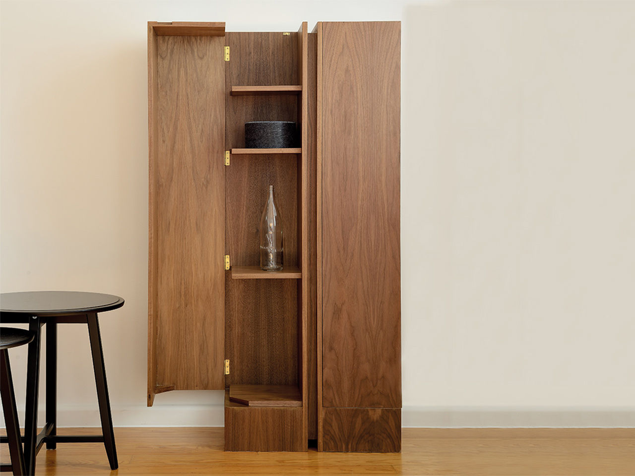 homify Modern style study/office Wood Wood effect Cupboards & shelving