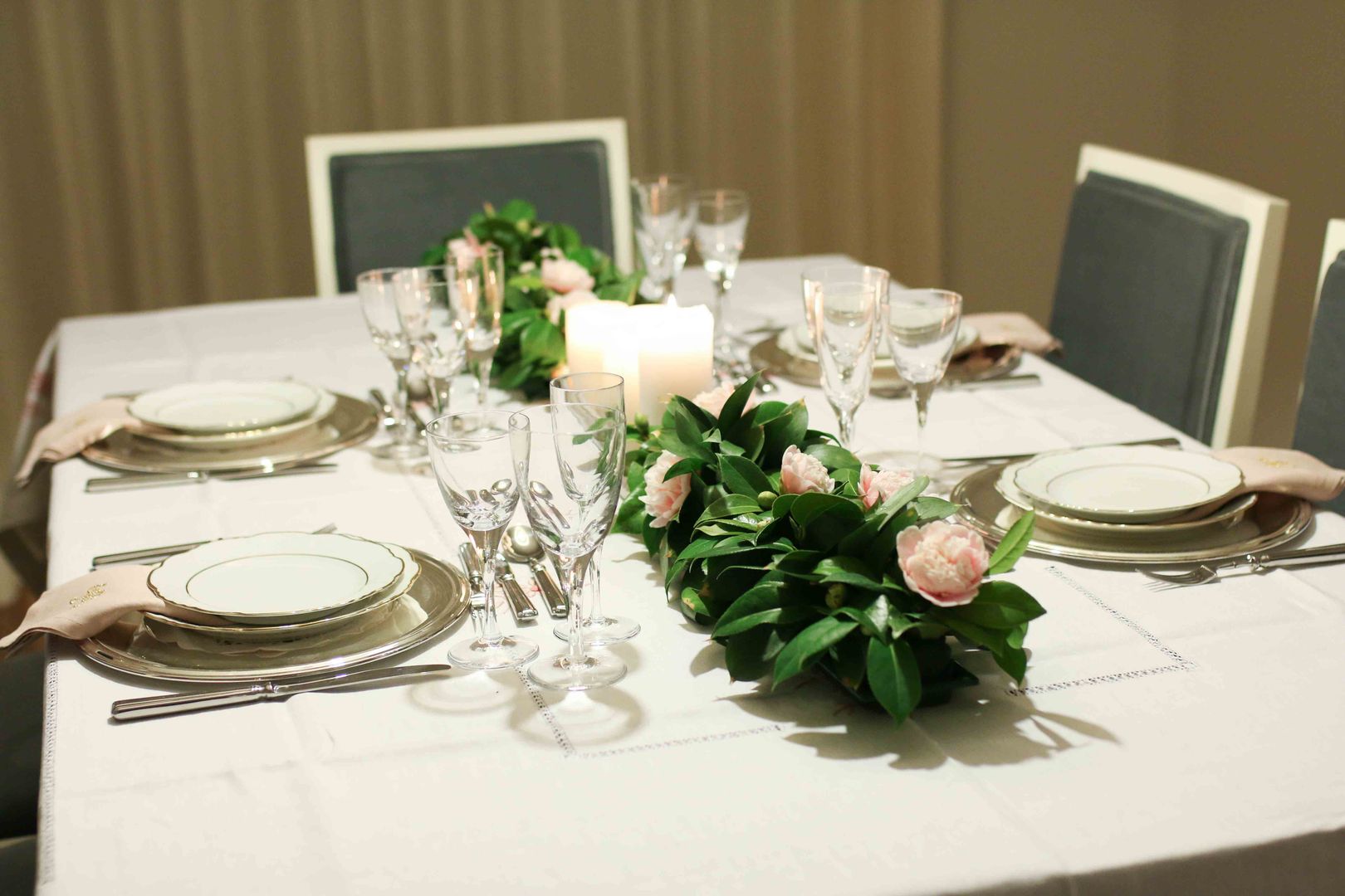 Pink Christmas Table, Perfect Home Interiors Perfect Home Interiors Sala da pranzo in stile classico Tavoli